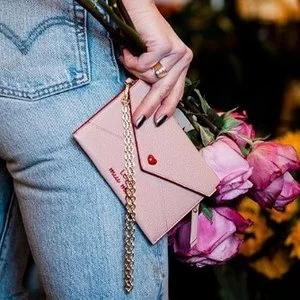 Miu Miu 甜系单品热卖 运动鞋$296 (原价$870) 彩虹毛衣$277 再降价 2.6折起 封面包$264