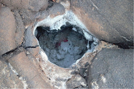 摄影师身处火山中拍熔岩烧毁树木瞬间