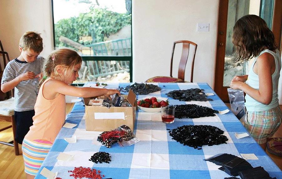 他一边带孩子,一边开了个全球最大的无人机公司~