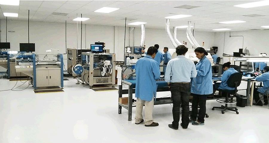 他一边带孩子,一边开了个全球最大的无人机公司~