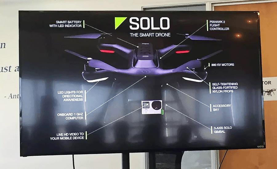 他一边带孩子,一边开了个全球最大的无人机公司~