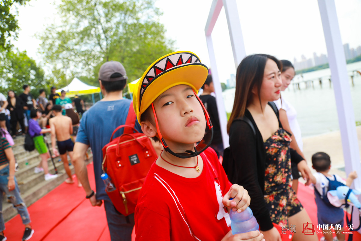 中国人的一天中国人的一天2790期：武汉百人纵身跳东湖消暑 武大女神赤脚戏水