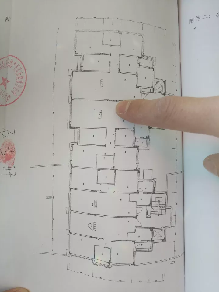 万科陷质量门：房子承重墙用手就能抠下水泥块