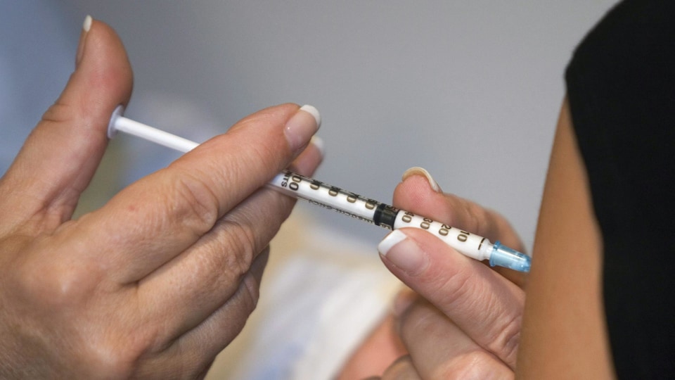 Une personne reÃ§oit un vaccin contre la grippe.