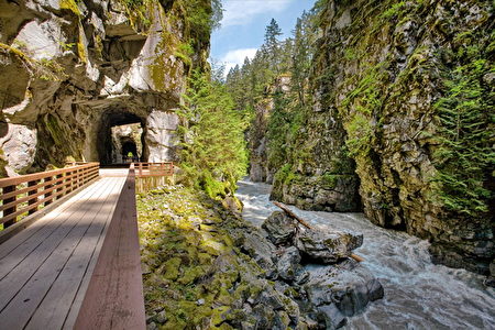 “奥赛罗隧道”（Othello Tunnels）景点，将在本长周末开放。（BC Parks）