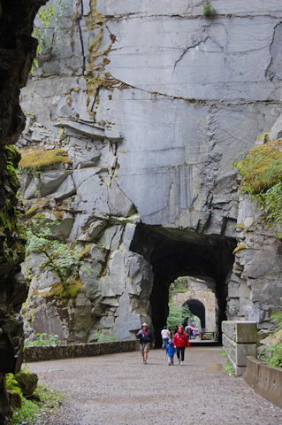 “奥赛罗隧道”（Othello Tunnels）景点，将在本长周末开放。（BC Parks）