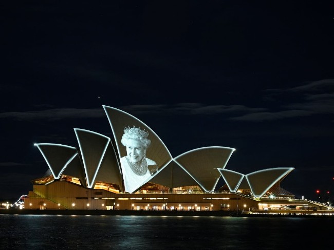 追悼！英国鸣枪悼念女王  查尔斯首次公开发表全国讲话！