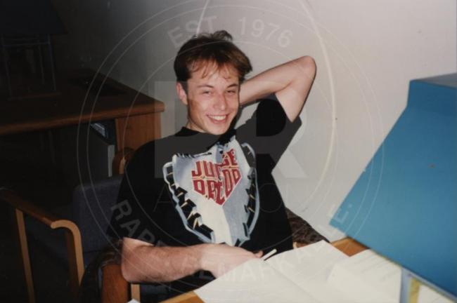 马斯克前女友拍卖首富年轻照片 求学青涩照曝光