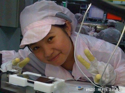 上班拍了一张照，中国女孩遭开除，却在海外爆红