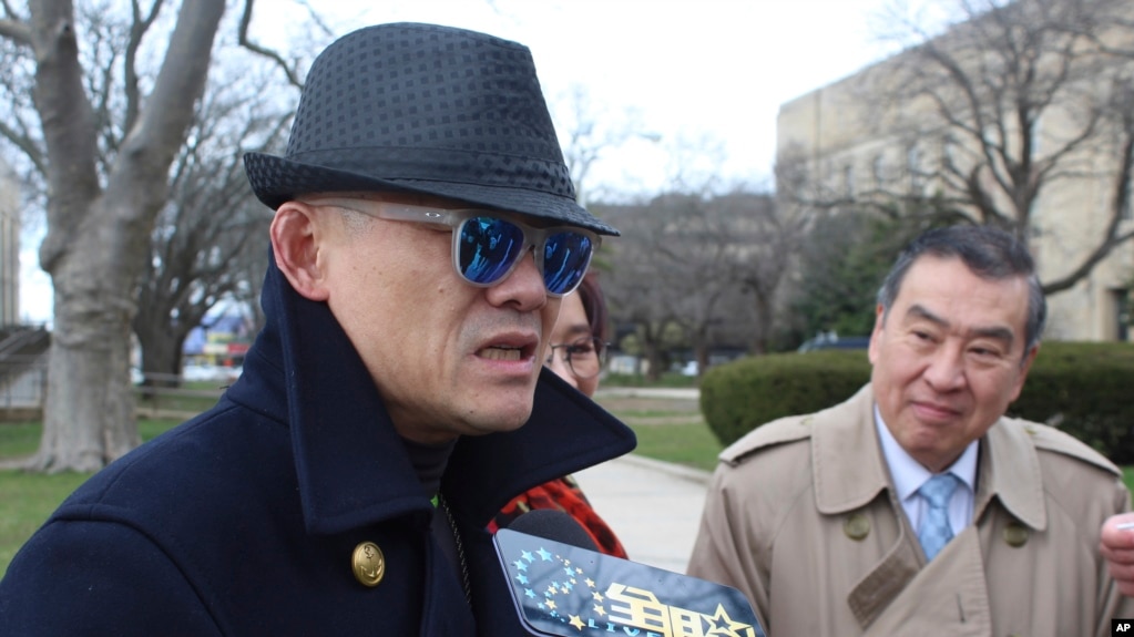 中国脱口秀名人周立波和律师莫虎抵达纽约的法院（2017年4月7日）