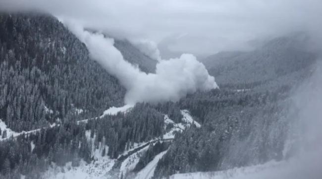 BC突发雪崩！有人死伤 大雪排山倒海埋人