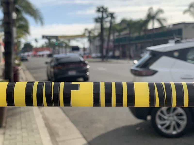 案发后,现场附近几个街区都被警戒线全面封锁,警察全面戒备。(记者邵敏/摄影)