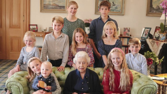 已故英女皇97歲冥壽 皇室公開隔代同堂溫馨合照 图片