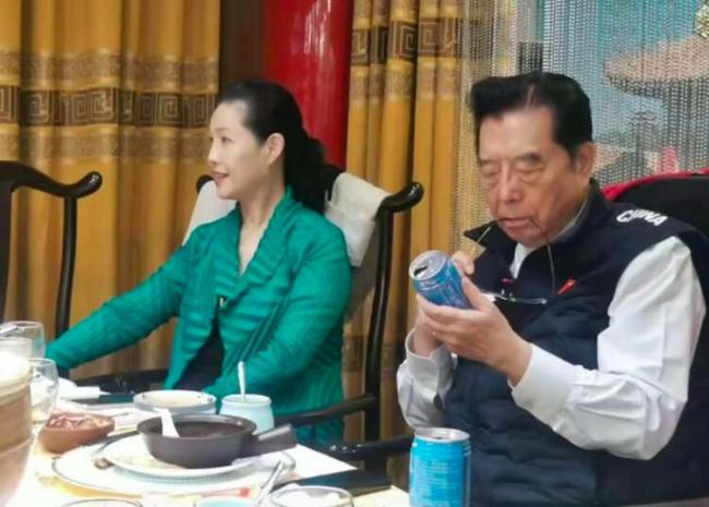 李天一出狱曝全家福:穿百元衣大变样 将移民美国 李天一出狱曝全家福:穿百元衣大变样 将移民美国