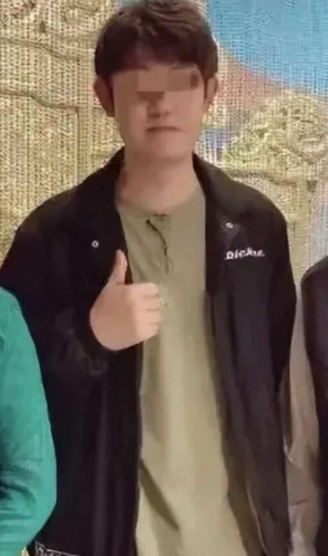 李天一出狱曝全家福:穿百元衣大变样 将移民美国 李天一出狱曝全家福:穿百元衣大变样 将移民美国