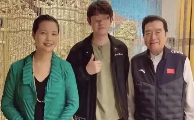 李天一出狱曝全家福:穿百元衣大变样 将移民美国 李天一出狱曝全家福:穿百元衣大变样 将移民美国