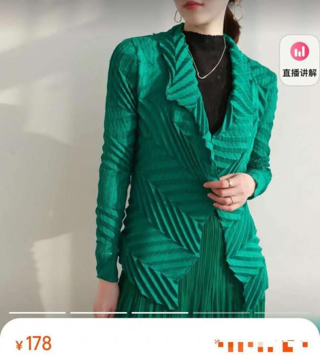 李天一出狱曝全家福:穿百元衣大变样 将移民美国 李天一出狱曝全家福:穿百元衣大变样 将移民美国