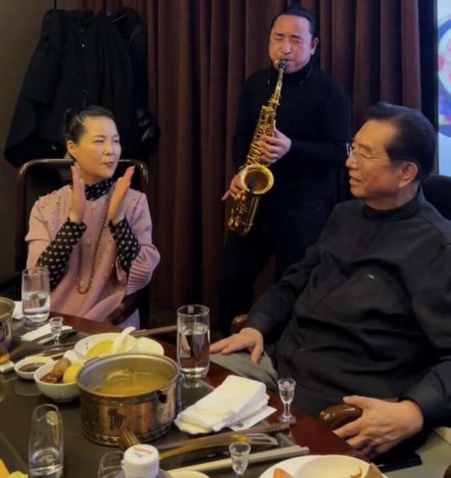 李天一出狱曝全家福:穿百元衣大变样 将移民美国 李天一出狱曝全家福:穿百元衣大变样 将移民美国