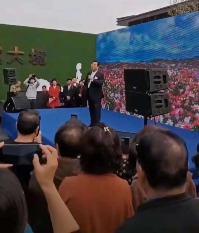 李天一出狱曝全家福:穿百元衣大变样 将移民美国 李天一出狱曝全家福:穿百元衣大变样 将移民美国