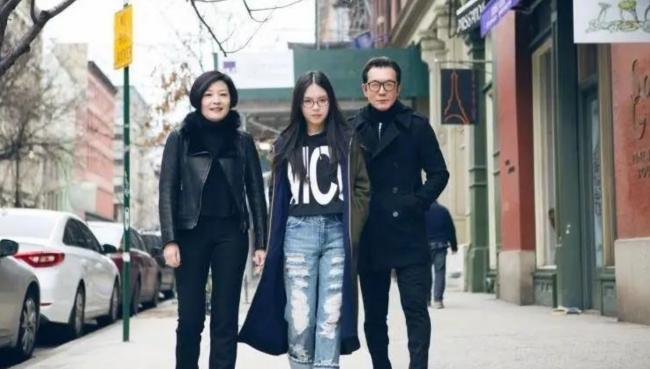 李咏女儿出道,和盖茨女儿是校友 国籍引发关注 李咏女儿出道,和盖茨女儿是校友 国籍引发关注