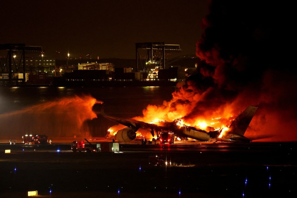 日本航空JAL516客机在东京羽田机场与海上保安厅飞机擦撞起火，造成5死1重伤事件。 路透社