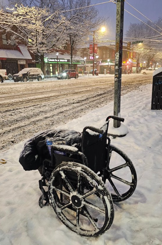 触目惊心 温哥华有人在暴雪中冻成“冰雕”