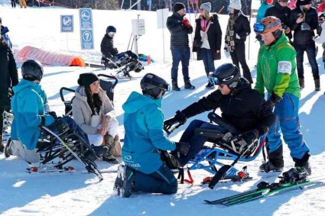 梅根亮相加拿大 和哈里手牵手雪中前行