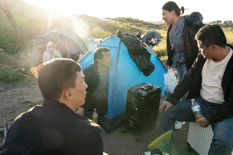 一群中国走线客4月28日越过墨西哥国境后进入美国加州圣地牙哥附近的Jacumba...