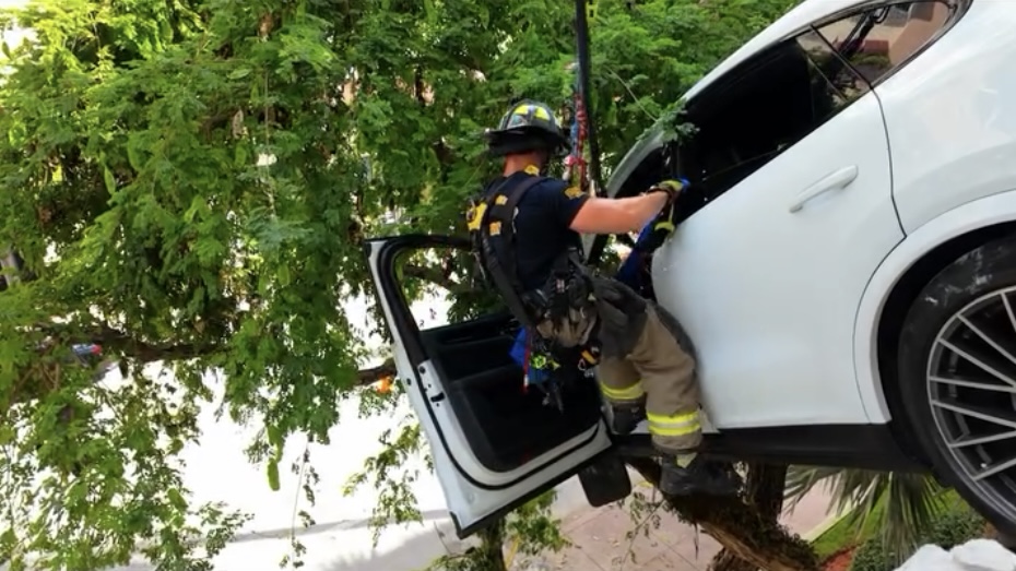 消防员游绳救出女司机。 Miami Fire Rescue