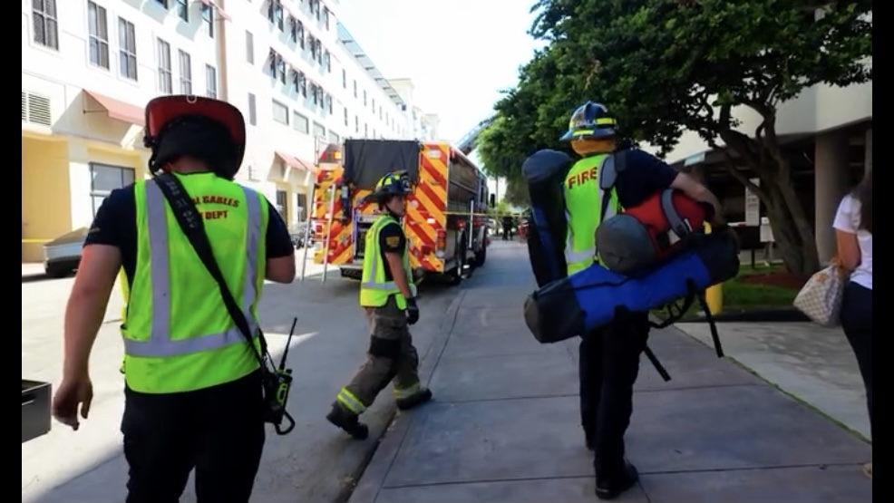 消防员接报到场。 Miami Fire Rescue