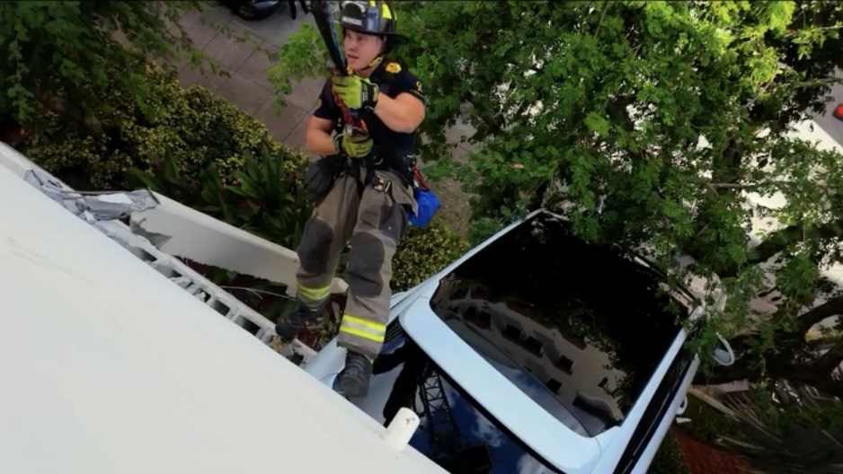 消防员游绳救出女司机。 Miami Fire Rescue