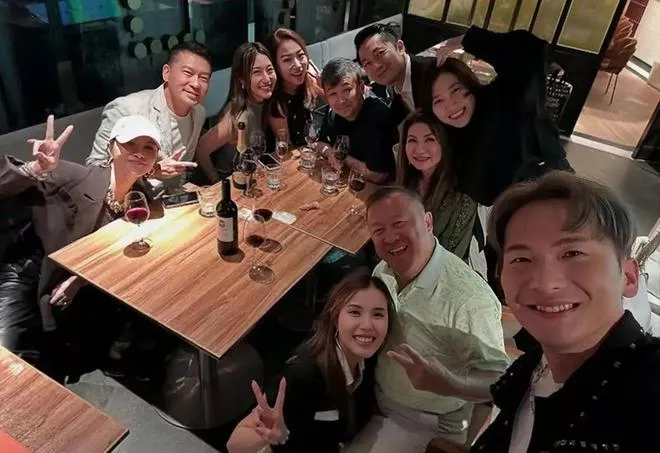 72岁曾志伟和25岁女星合影，姿势不雅惹争议