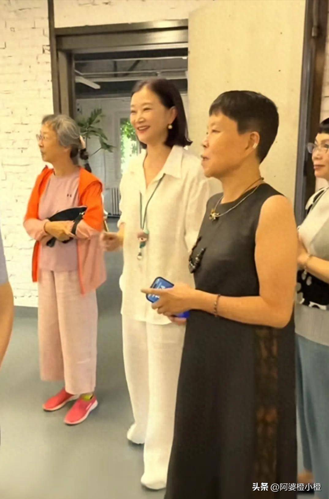 58岁宋祖英罕见露面，短发造型惊艳，皮肤光泽Q弹