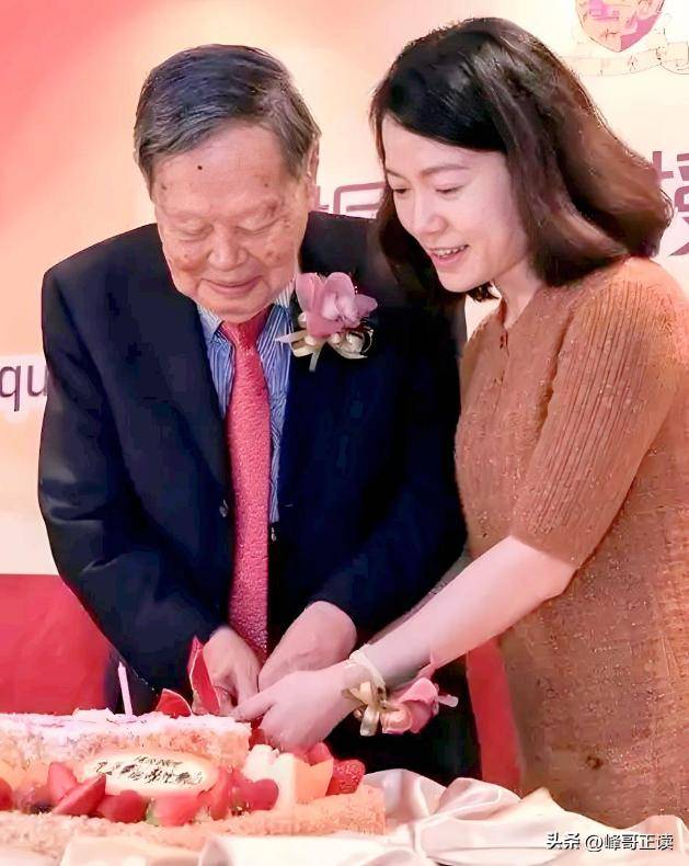 杨振宁与长子的一通电话,暴露了翁帆真实地位 杨振宁与长子的一通电话,暴露了翁帆真实地位