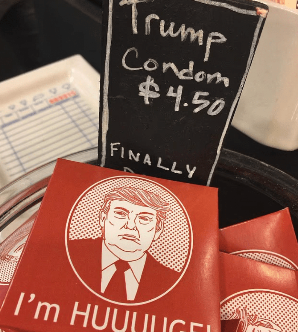 这批由众议院民主党人公开的照片，还包含性玩具影像（拍摄时间地点不明），且三次出现前总统特朗普的身影：其中一张为印有特朗普漫画脸的保险套包装，标价4.5美元并配文&ldquo;我是巨无霸！&rdquo;。