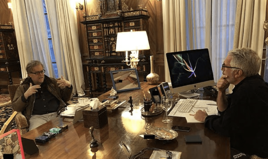 爱泼斯坦书桌右角处摆放著一个相框，朝向他本人的方向。尽管相中人的脸部已被黑色方框遮盖以保护身份，但其内容已在社交媒体上引发&ldquo;令人高度不安&rdquo;的猜测。