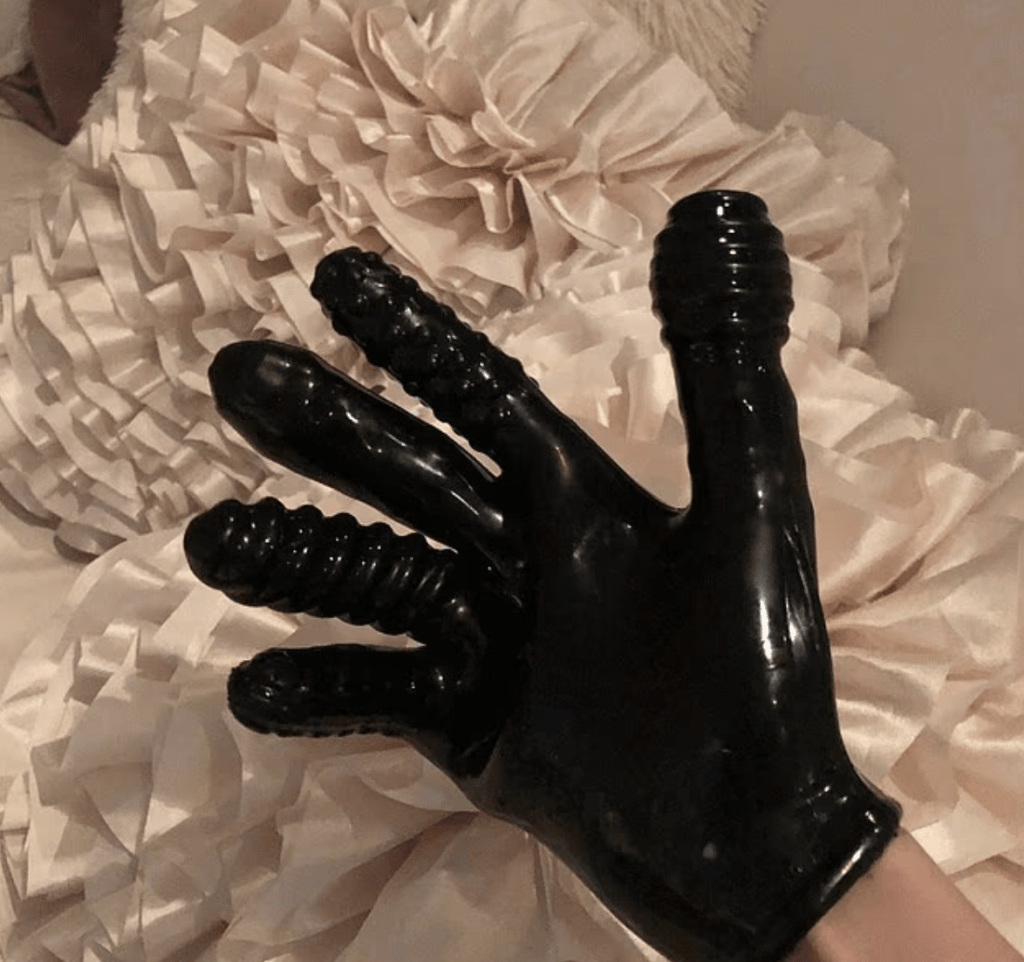 照片中的其中两张，疑似是性玩具的照片，其中一张是一只设计诡异的黑胶手套。