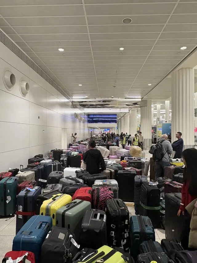 2月28日王先生滞留机场时拍摄的照片，满地是旅客的行李箱 受访者供图