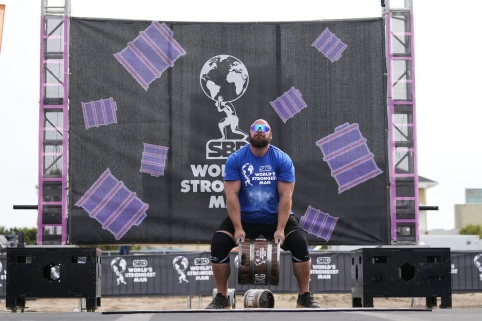 加拿大运动员Tristain Hoath在2024年世界举重冠军赛上参加啤酒桶掷投比赛的照片，拍摄于2024年5月4日，地点在南卡罗来纳州的迈尔特尔海滩。加拿大新闻社/HO-Rich Storry/世界举重冠军赛 *授权引用*