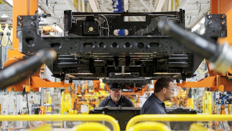工人在2022年12月5日安大略省英戈索尔的通用汽车CAMI电动车工厂开幕式上参与活动。 (Evan Mitsui/CBC)