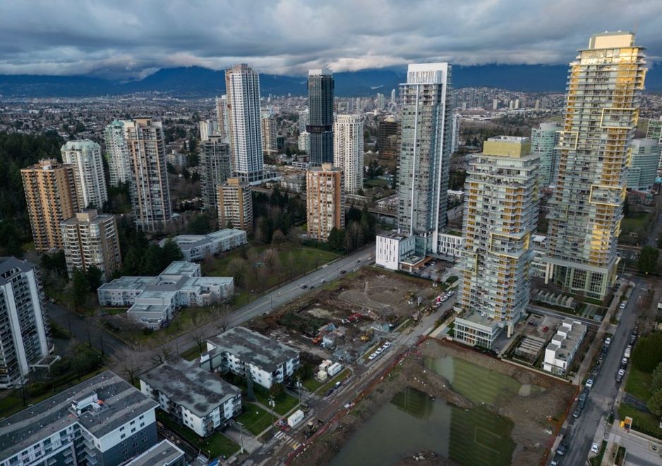 在温哥华的高层公寓楼群中,重型设备正在拆除三层步行公寓,以便建设新的高层建筑,拍摄于2024年12月18日,加拿大卑诗省本拿比。加拿大新闻社/Darryl Dyck