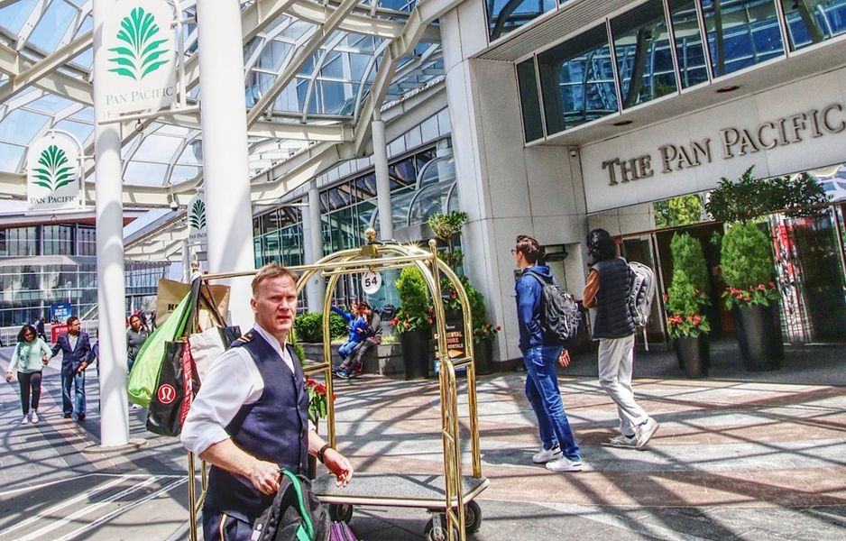 泛太平洋酒店是夏季游客的聚集地,因为它位于游轮停靠的综合体内 Rob Kruyt, BIV