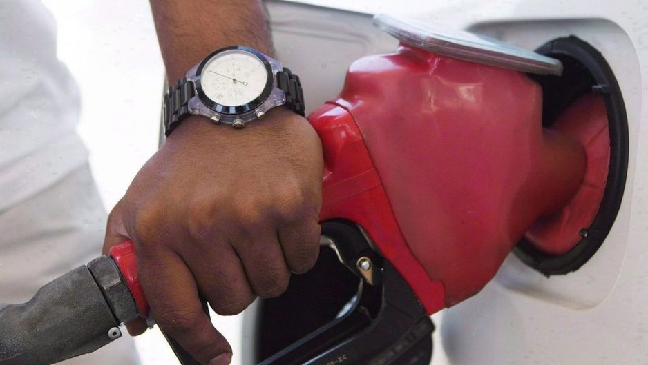 一位在多伦多加油的人。加拿大新闻社/米歇尔·苏