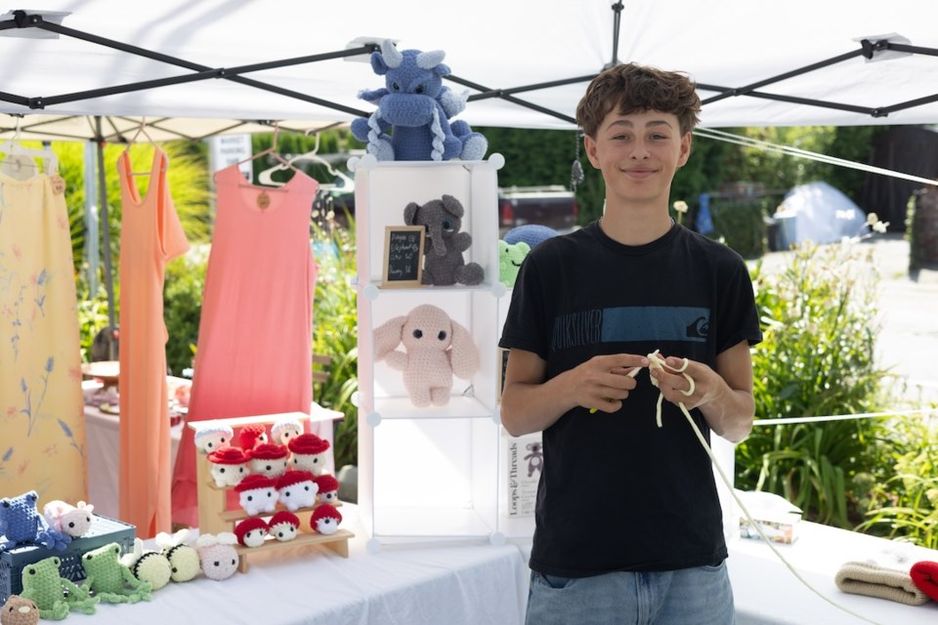 年轻的艺术家和企业家马蒂亚斯·甘农爱好手工编织和乐高搭建。- 迈克尔·古尔尼