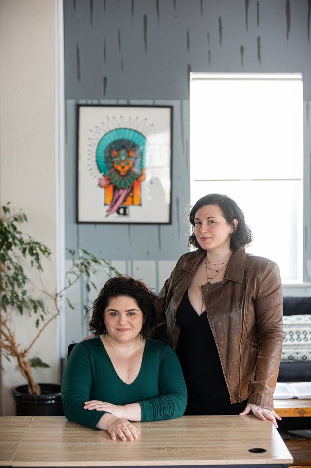 Olivia Howell与Jenny Dreizen在这张未经日期的材料照片中合影。Howell和Dreizen是离婚登记业务Fresh Starts Registry的联合创始人。THE CANADIAN PRESS/Handout - Terrie Alfieri Photography(必须注明来源)