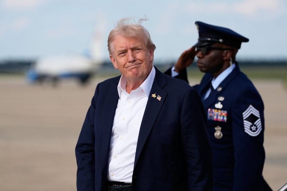 唐纳德·特朗普总统于2025年9月26日星期五抵达马里兰州安德鲁斯联合基地,乘坐空军一号。(美联社照片/亚历克斯·布兰登)