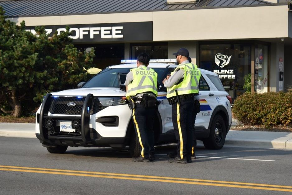 列治文皇家骑警(RCMP)呼吁公众遵守警方指示,例如在封堵道路时的指引。玛丽亚·兰塔宁