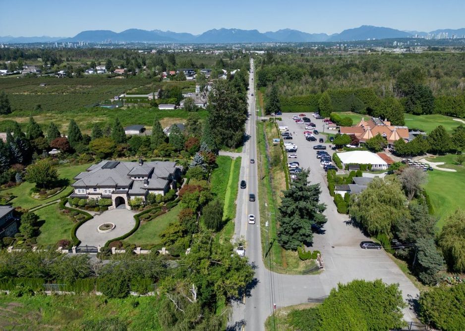 位于卑诗省列治文市的豪宅,周围被农田环绕,紧邻第六号公路和乡村草地高尔夫球场,属于科维查族的原住民土地权益索赔范围内,摄于2025年8月22日。这一卑诗省最高法院的裁决确认了科维查族在弗雷泽河南臂旁的露露岛上拥有土地和捕鱼权,这里曾是该族的一个夏季村落,村民们在此捕鱼。据科维查族介绍,该村落在1824年首次被哈德逊湾公司官员观察到,村内有超过108座长屋。加拿大新闻社/达里尔·戴克