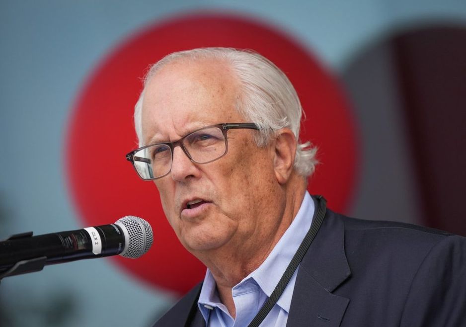 列治文市市长马尔科姆·布罗迪在2024年8月14日星期三的新闻发布会上讲话,地点在卑诗省列治文市。加拿大新闻社/Darryl Dyck