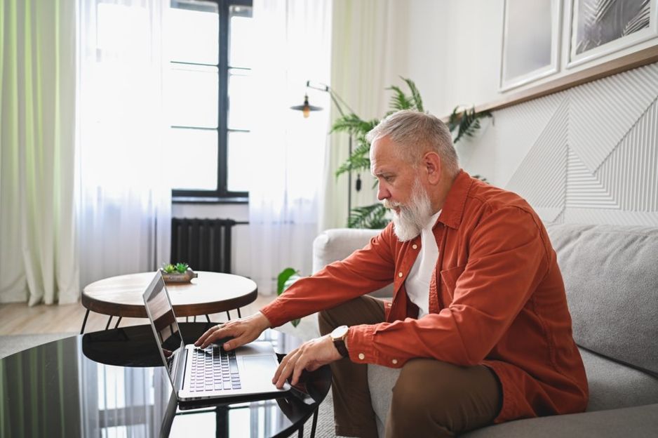 从虚假照片到可疑的低租金,骗子们正在寻找新办法来欺骗租房者。Yuliya Taba/E+/Getty Images